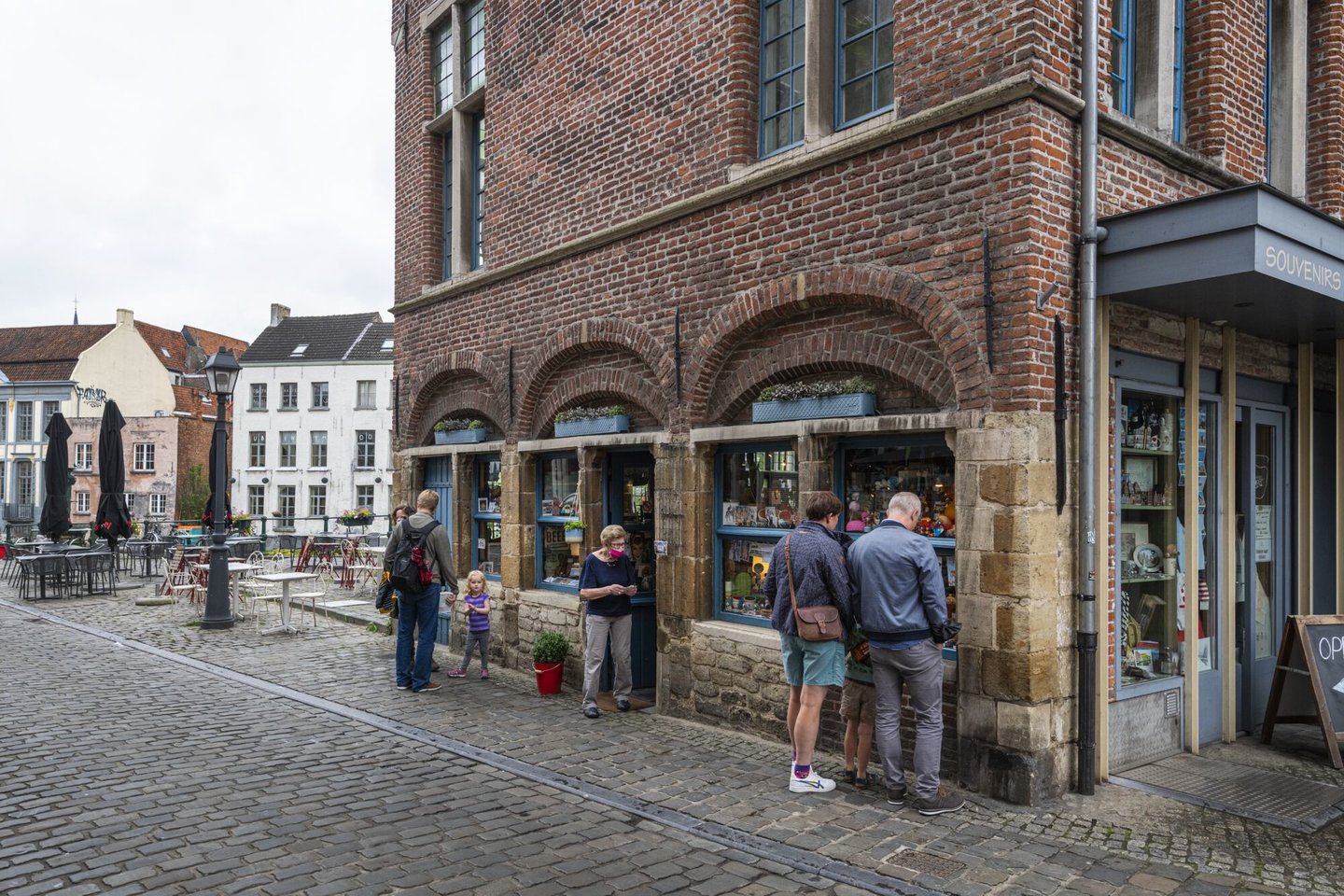 Etalage van Craenkinderhuys, een winkel van souvenirs, gadgets en geschenken in Gent