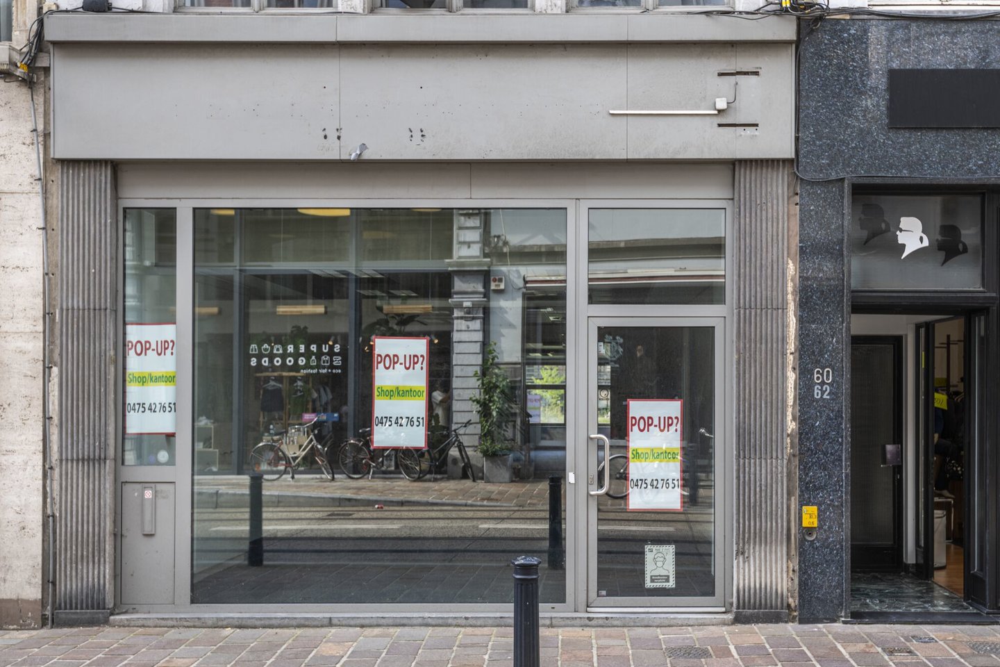 Etalage van een leegstaand handelspand in Gent