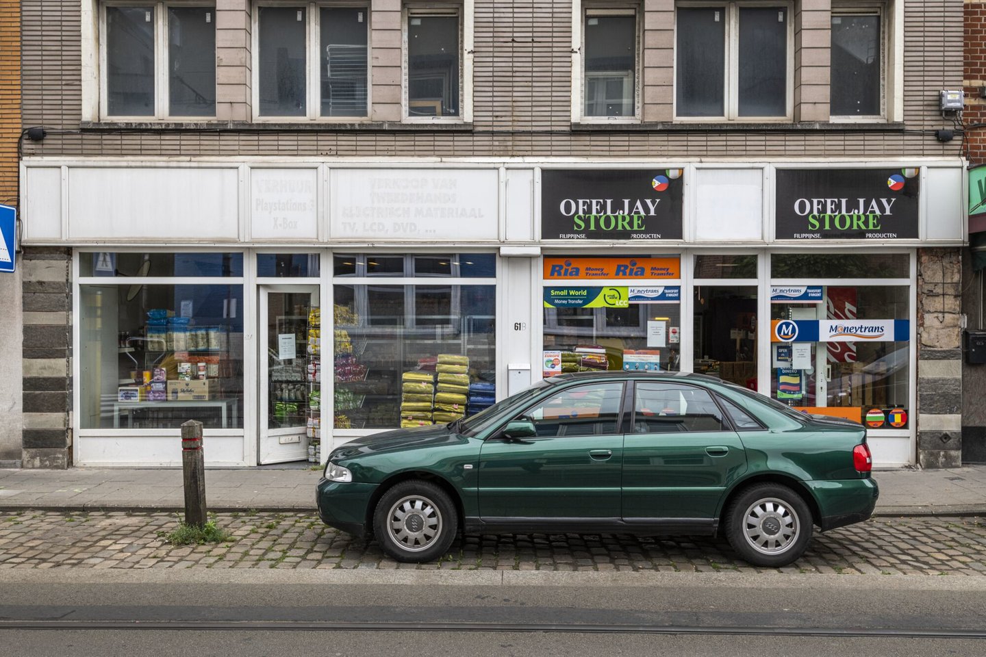 Etalage van Ofeljay Store Philippine shop, een winkel van algemene voeding in Gent