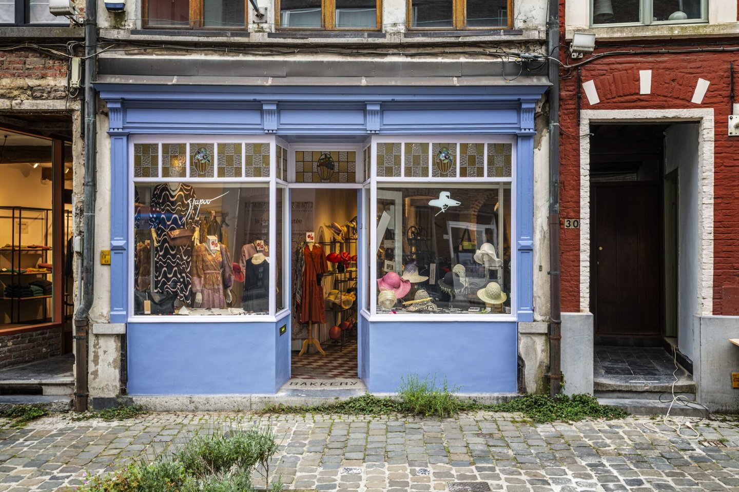 Etalage van kledingwinkel Sjapoo in Gent