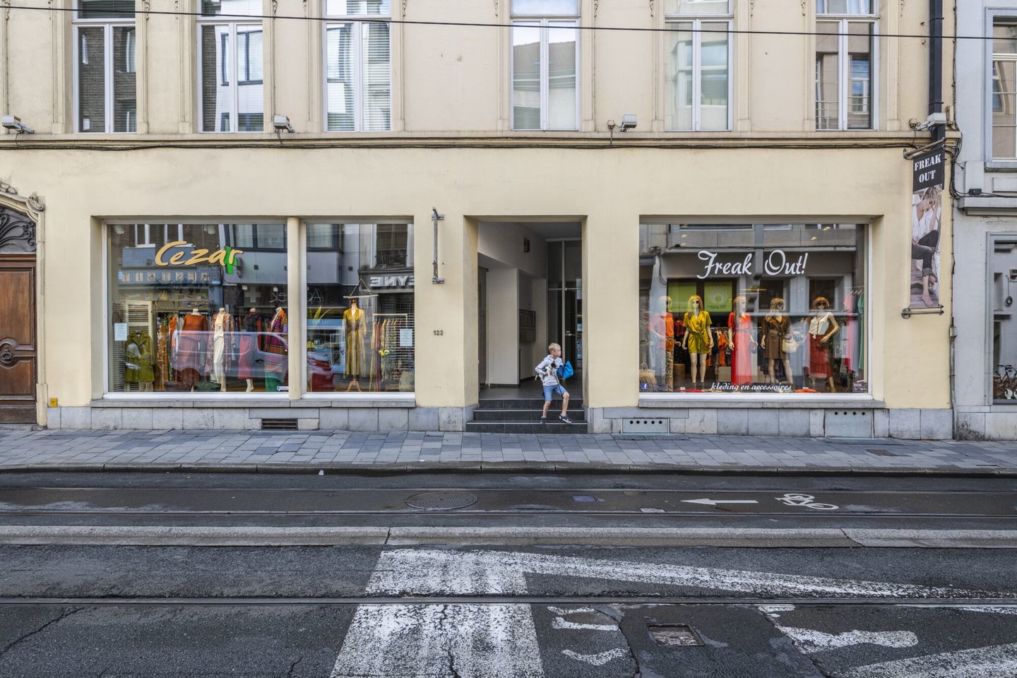 Etalage van kledingwinkel Freak Out! in Gent