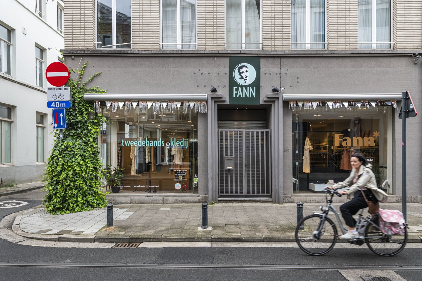 Etalage van tweedehands kledingwinkel Fann in Gent