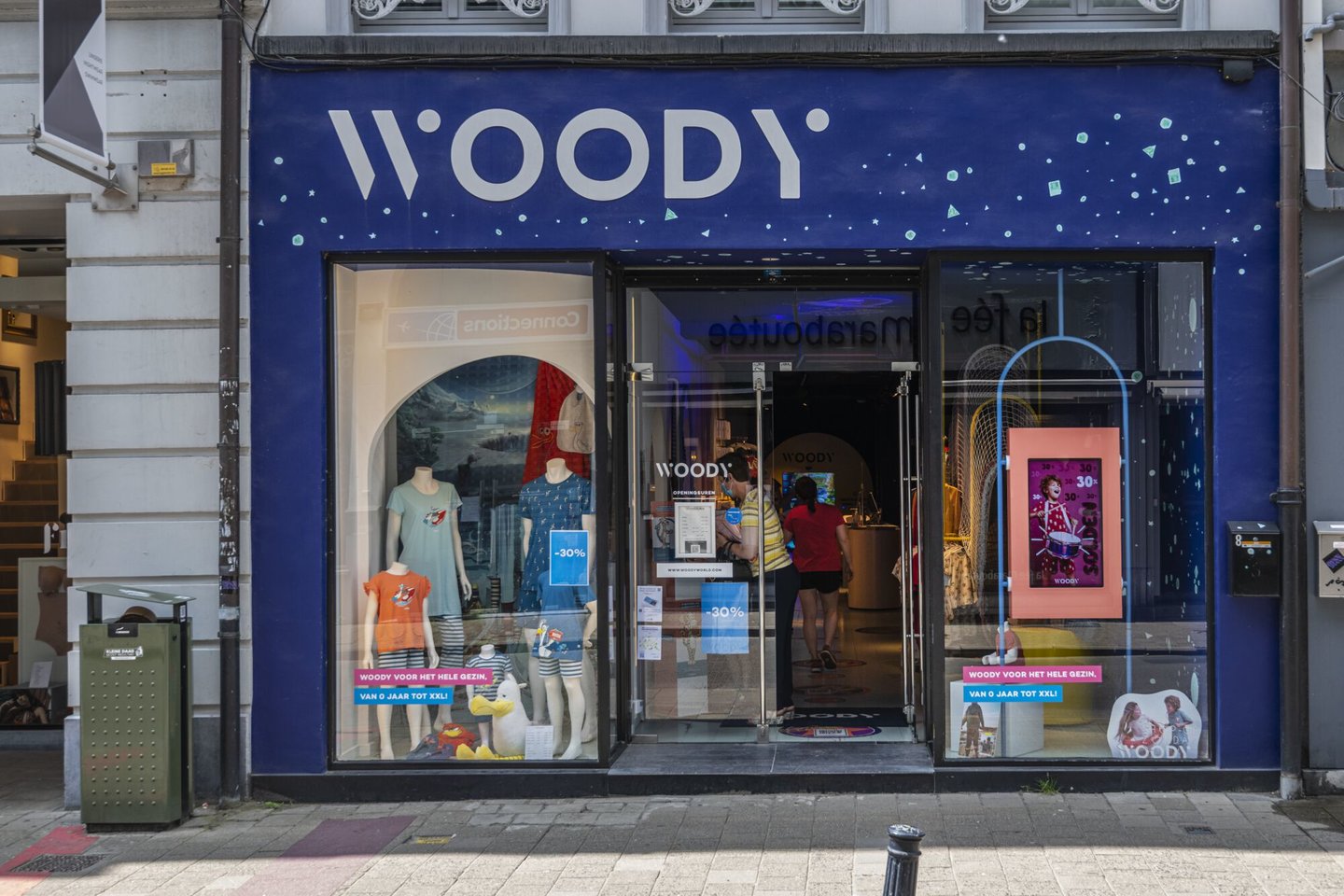 Etalage van kledingwinkel Woody in Gent