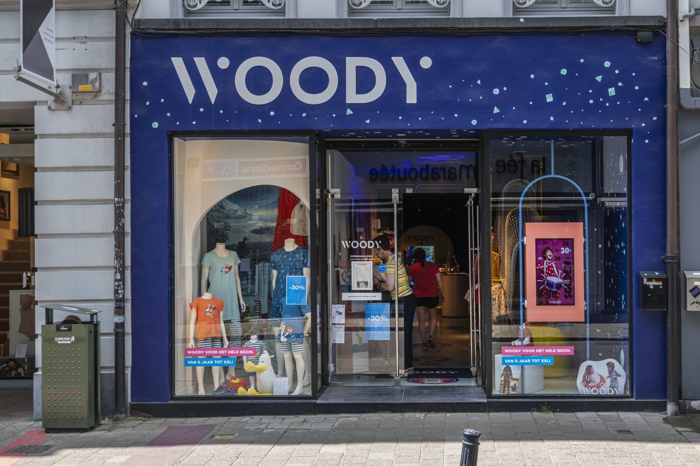 Etalage van kledingwinkel Woody in Gent