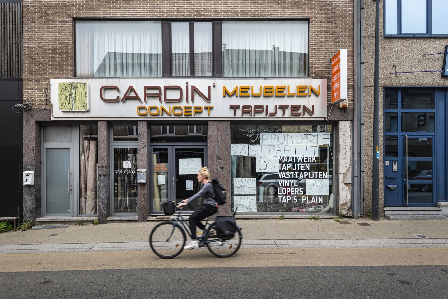 Etalage van vloerbekleding, tapijten- en meubelwinkel Cardin Concept in Gent