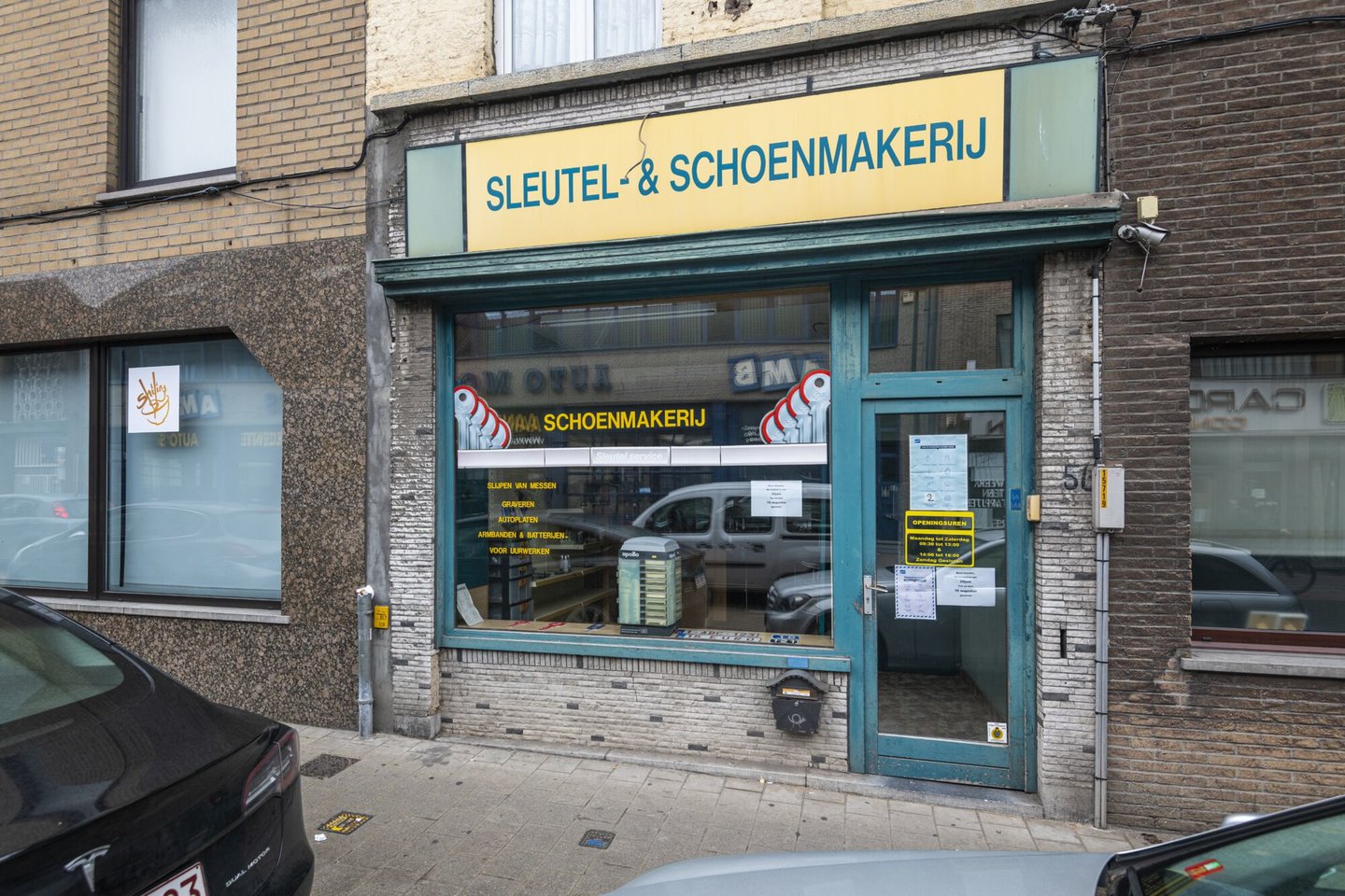 Etalage van sleutel- en schoenmaker Kara in Gent