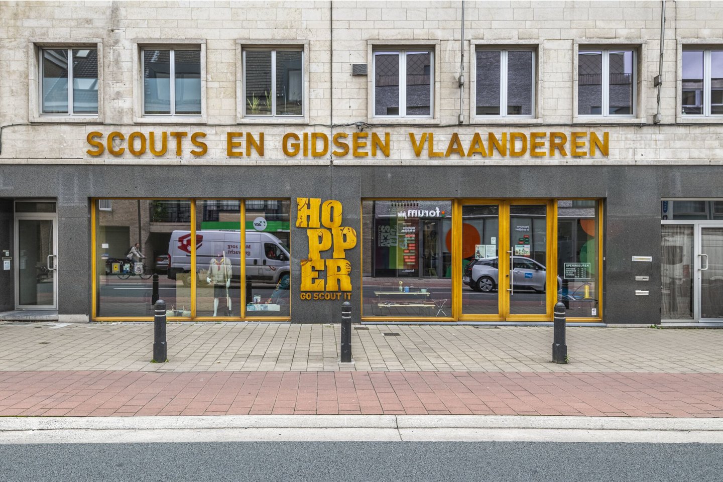 Etalage van Hopper, een winkel voor scoutsbenodigdheden in Sint-Amandsberg