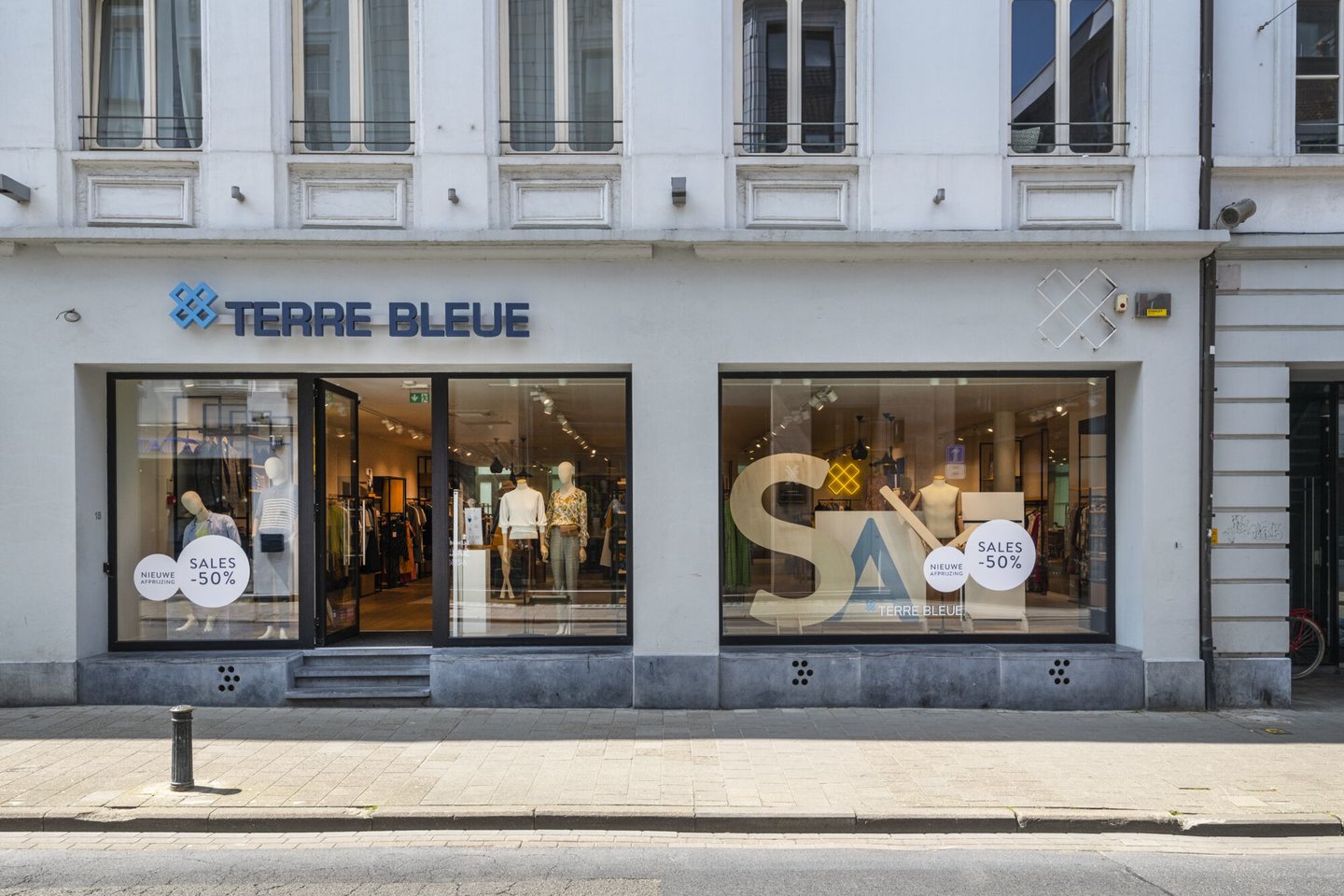Etalage van kledingwinkel Terre Bleue in Gent