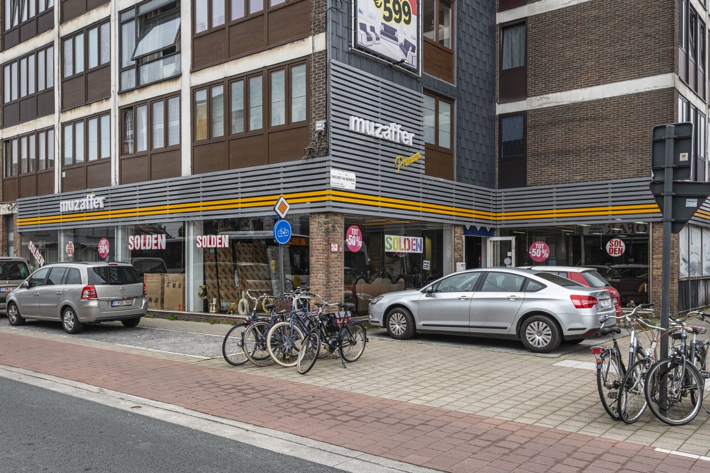 Etalage van meubelwinkel Muzaffer in Sint-Amandsberg