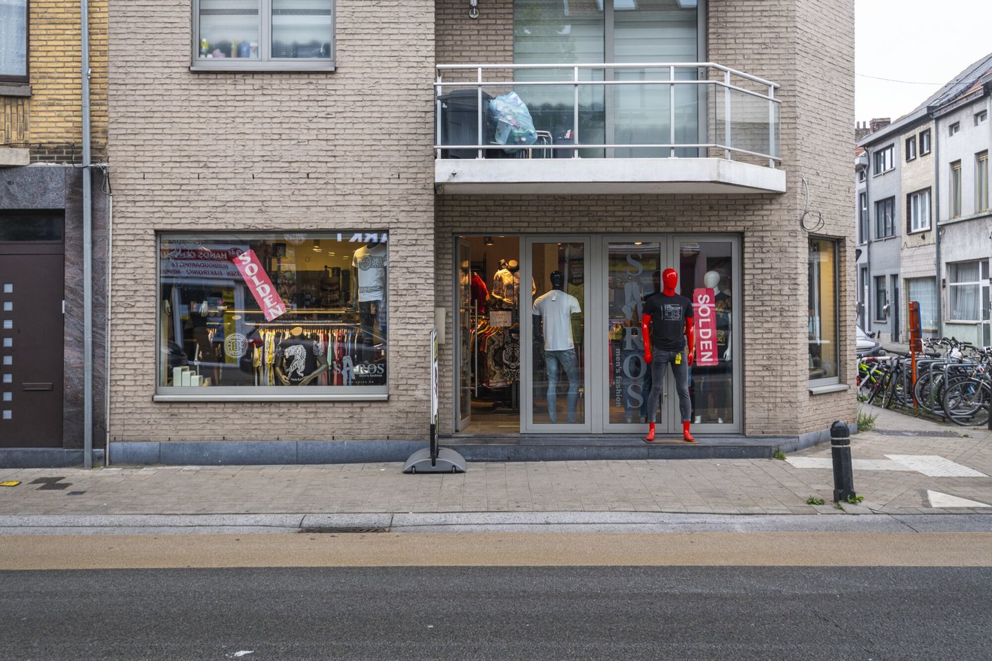Etalage van kledingwinkel Saros in Gent