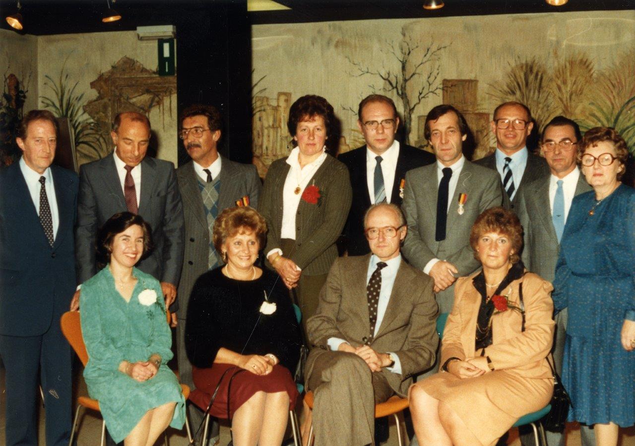 Maria Magdalena (onderste rij, eerste van links) en collega’s op een decoratiefeest Maria Magdalena (onderste rij, eerste van links) en collega’s op een decoratiefeest