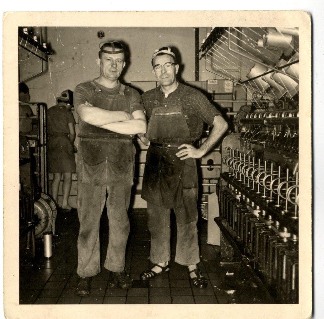 Cyril met een collega aan een twijnmachine.