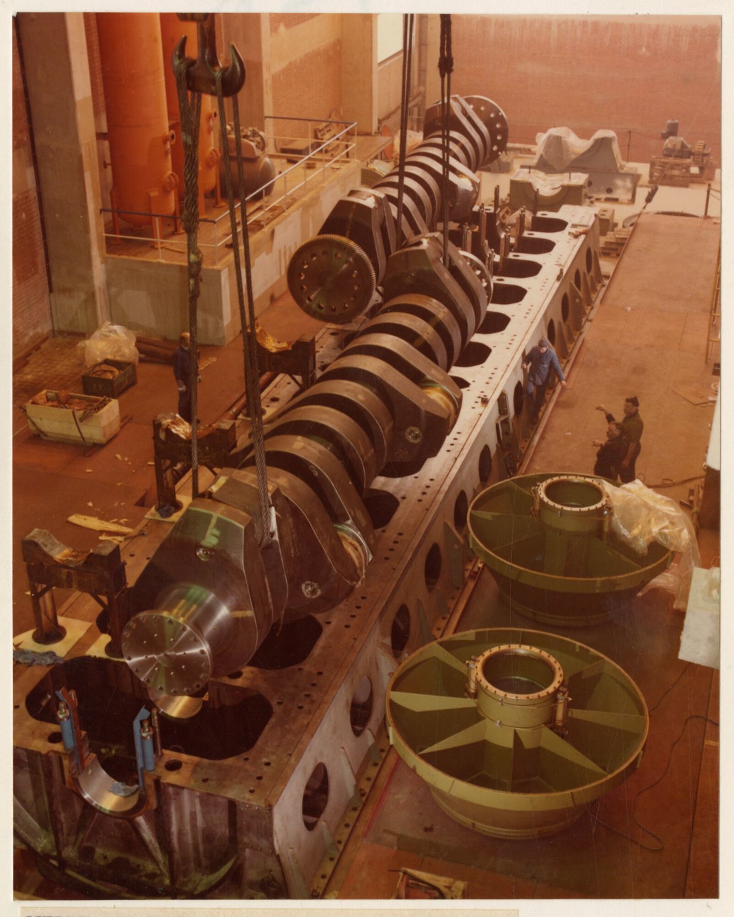 Assemblage van ACEC-MAN dieselaggregaat in ACEC fabriek in Gent