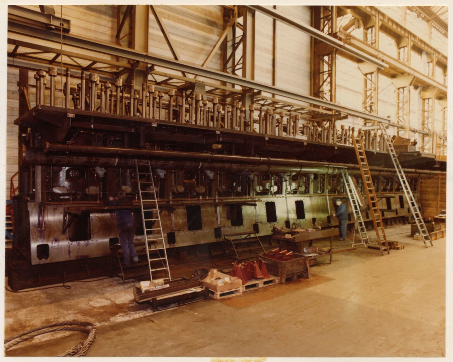 Assemblage van ACEC-MAN dieselaggregaat in ACEC fabriek in Gent