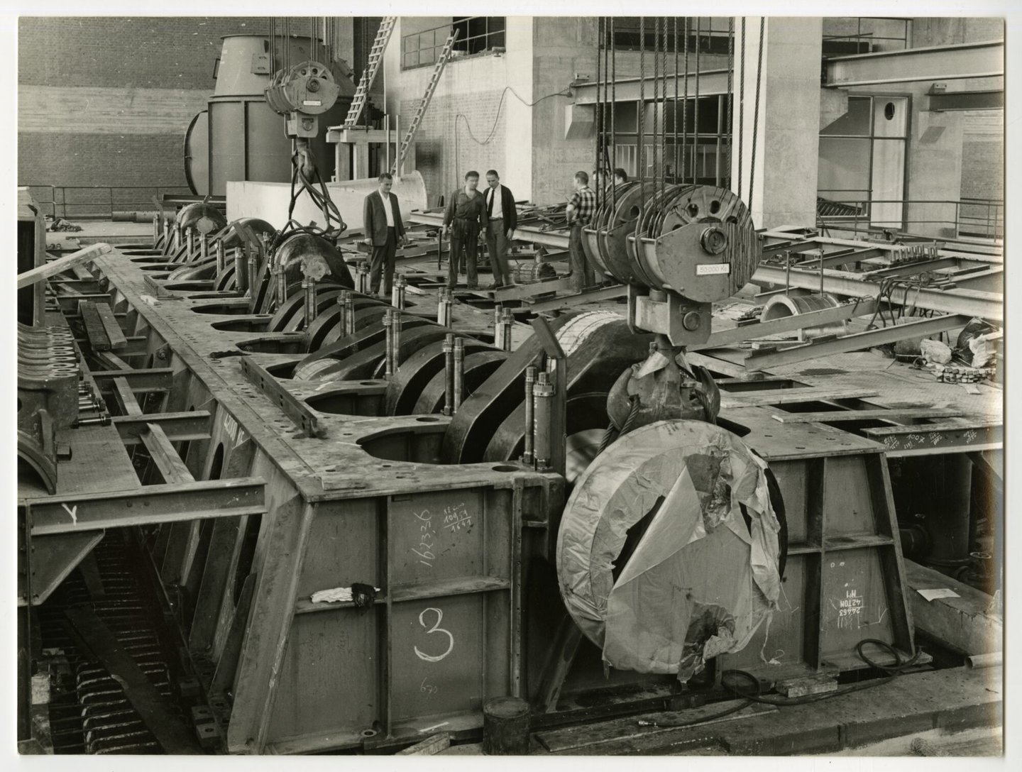 Assemblage van ACEC-MAN dieselaggregaat in de stedelijke elektriciteitscentrale Ham in Gent