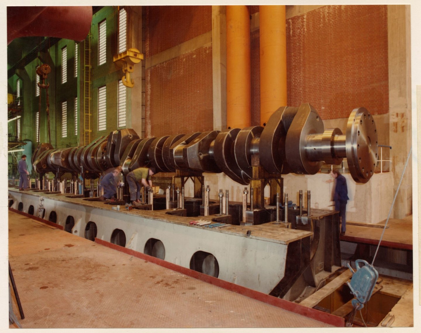Assemblage van ACEC-MAN dieselaggregaat in ACEC fabriek in Gent