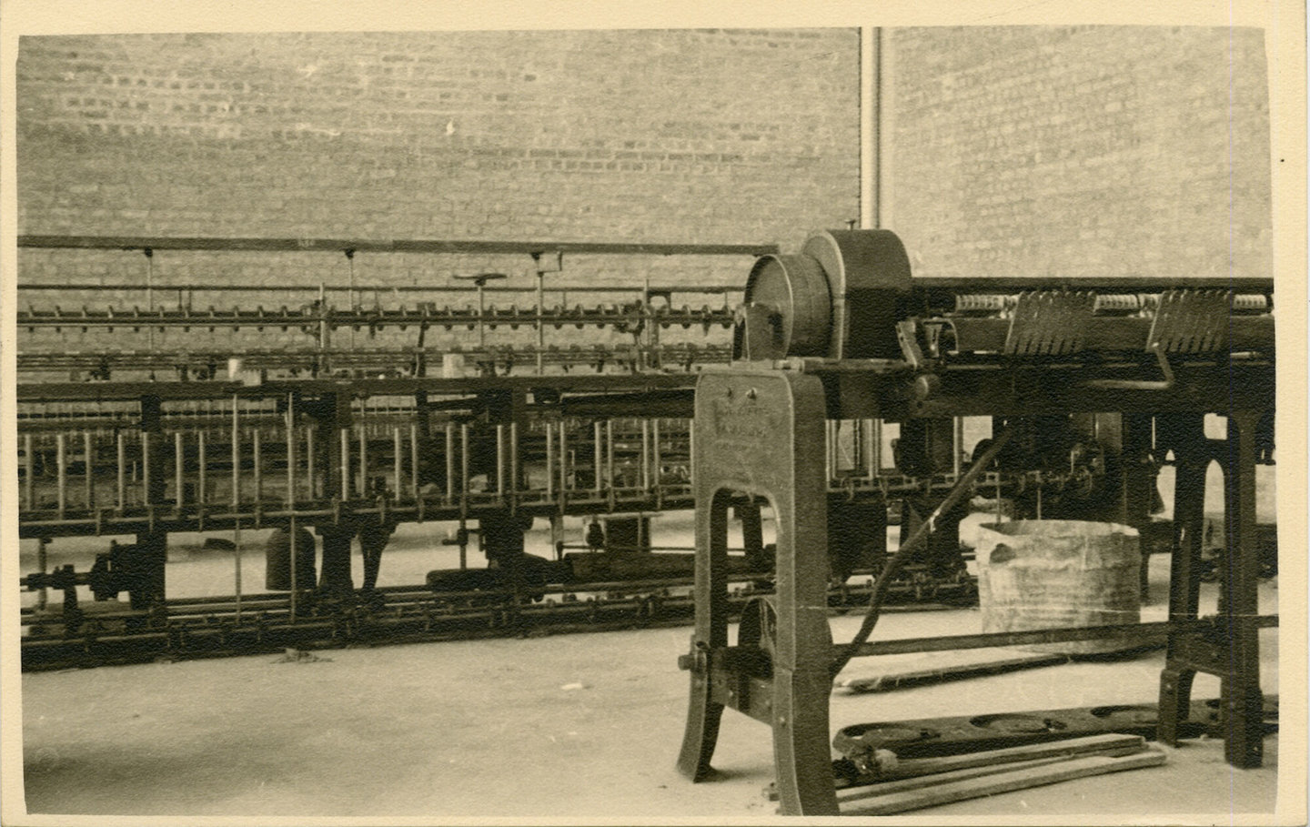 Uitrekbank en spinmachine in textielfabriek Filtisaf in Belgisch-Congo