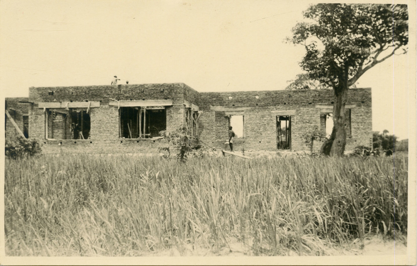 Bouwwerf residentiële wijk bij textielfabriek Filtisaf in Belgisch-Congo