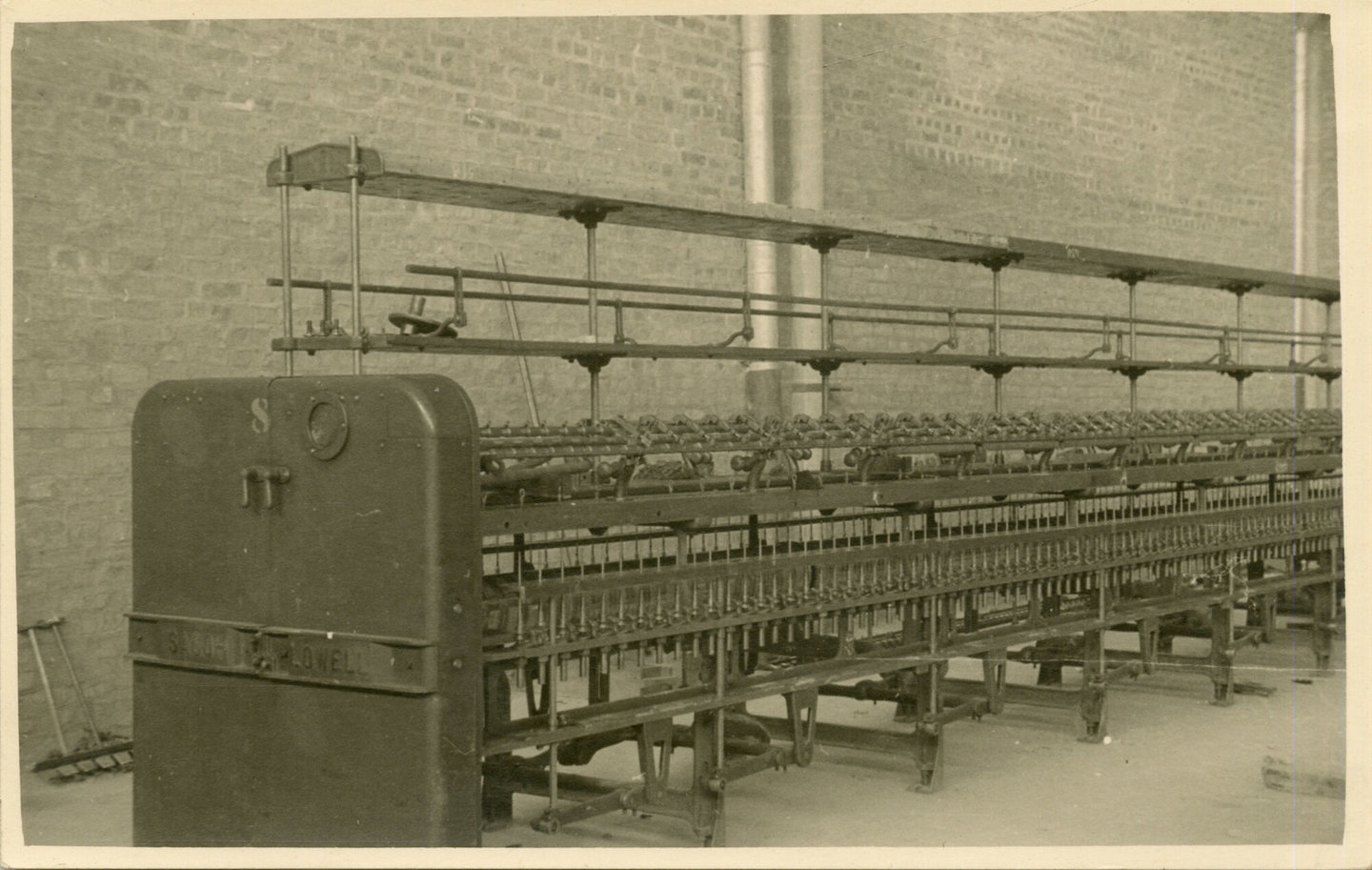Spinmachine in textielfabriek Filtisaf in Belgisch-Congo
