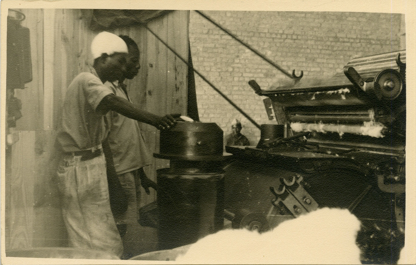 Kaarde in textielfabriek Filtisaf in Belgisch-Congo