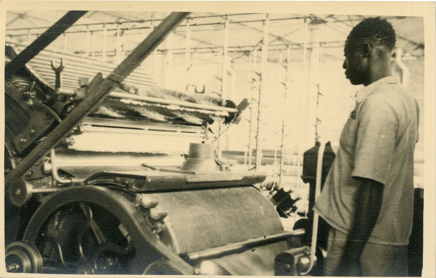 Kaarde in textielfabriek Filtisaf in Belgisch-Congo