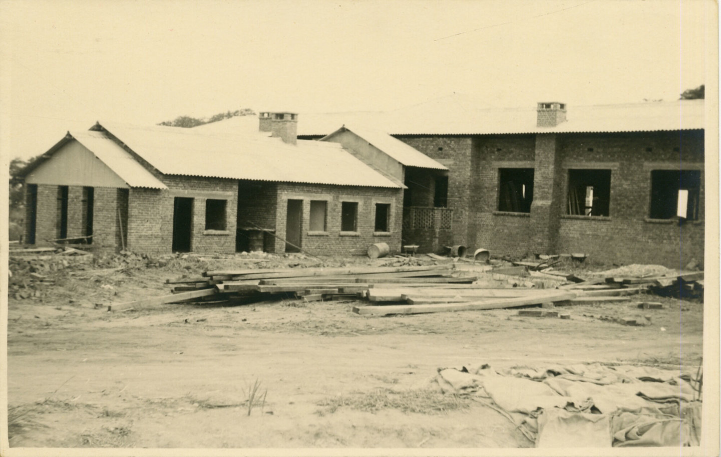 Bouwwerf residentiële wijk bij textielfabriek Filtisaf in Belgisch-Congo