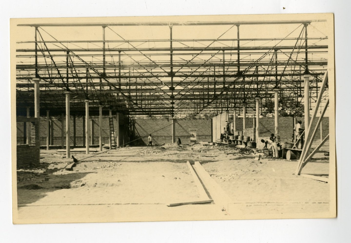 Bouwwerf van textielfabriek Filtisaf in Belgisch-Congo