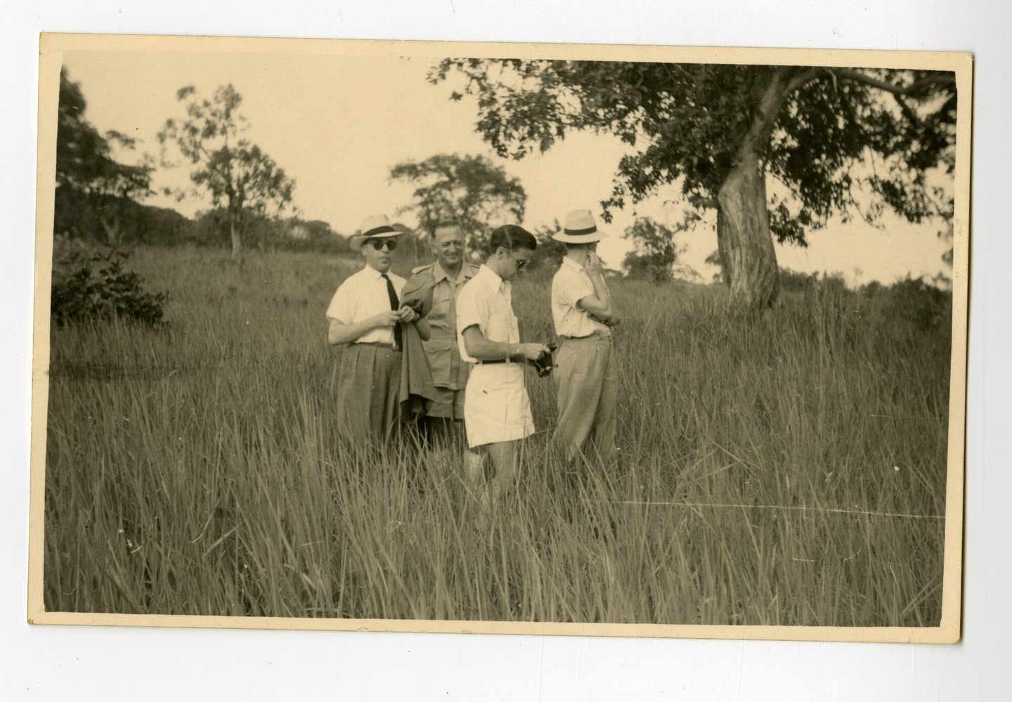 Gasten op bezoek bij textielfabriek Filtisaf in Belgisch-Congo