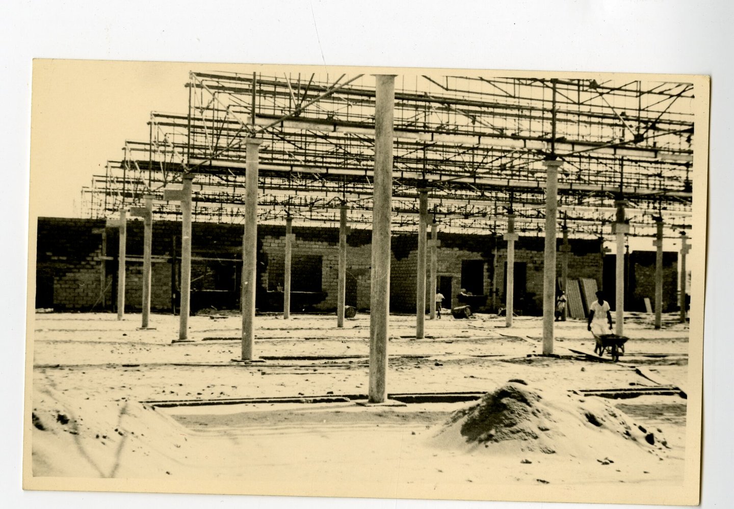 Bouwwerf van textielfabriek Filtisaf in Belgisch-Congo