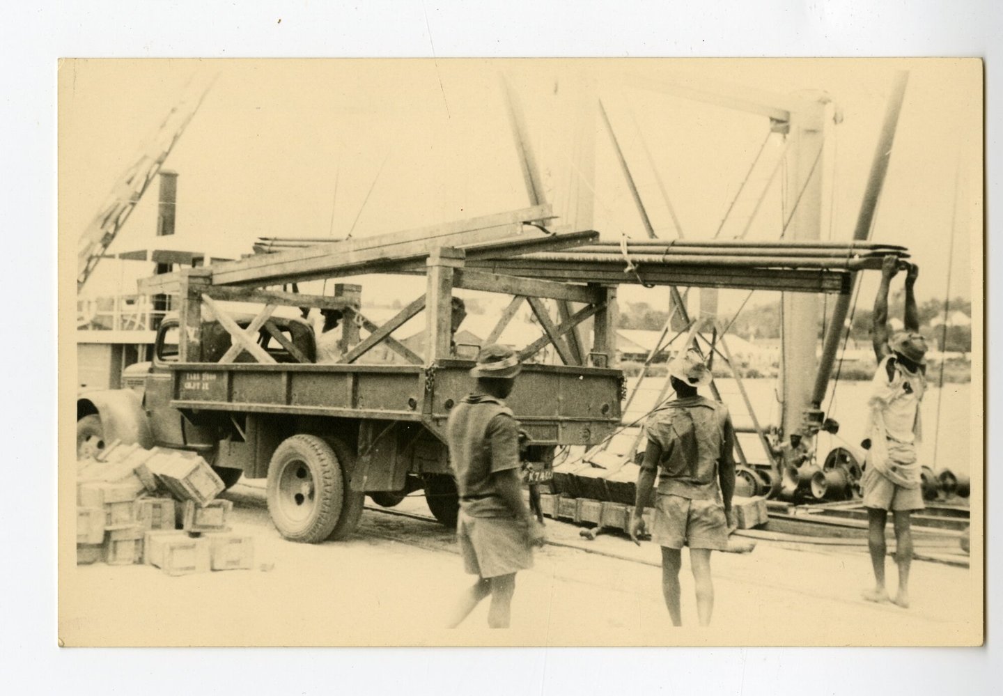 Transport van dakbalken voor de bouw van textielfabriek Filtisaf in Belgisch-Congo