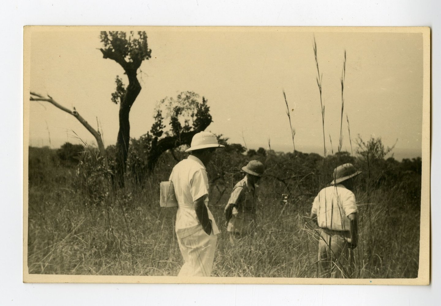 Inspectie van het terrein rond textielfabriek Filtisaf in Belgisch-Congo