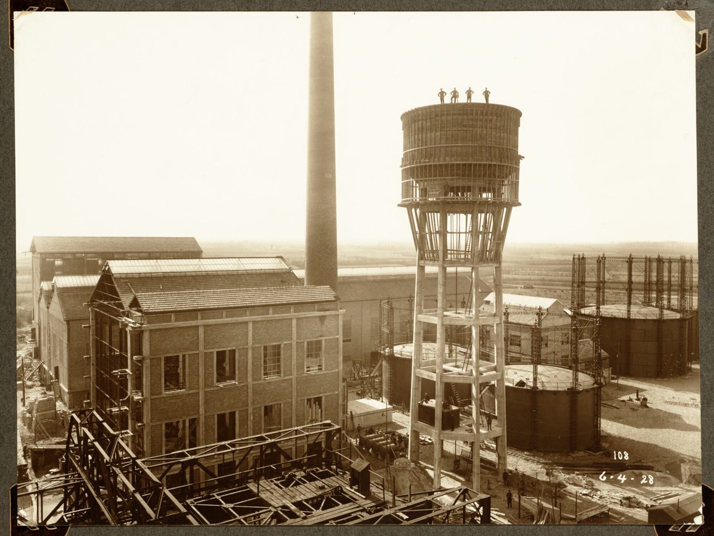 Bouw van generatorengebouw, schoorsteen, gashouders en watertoren van ammoniakfabriek van cokesfabriek Kuhlmann in Zelzate