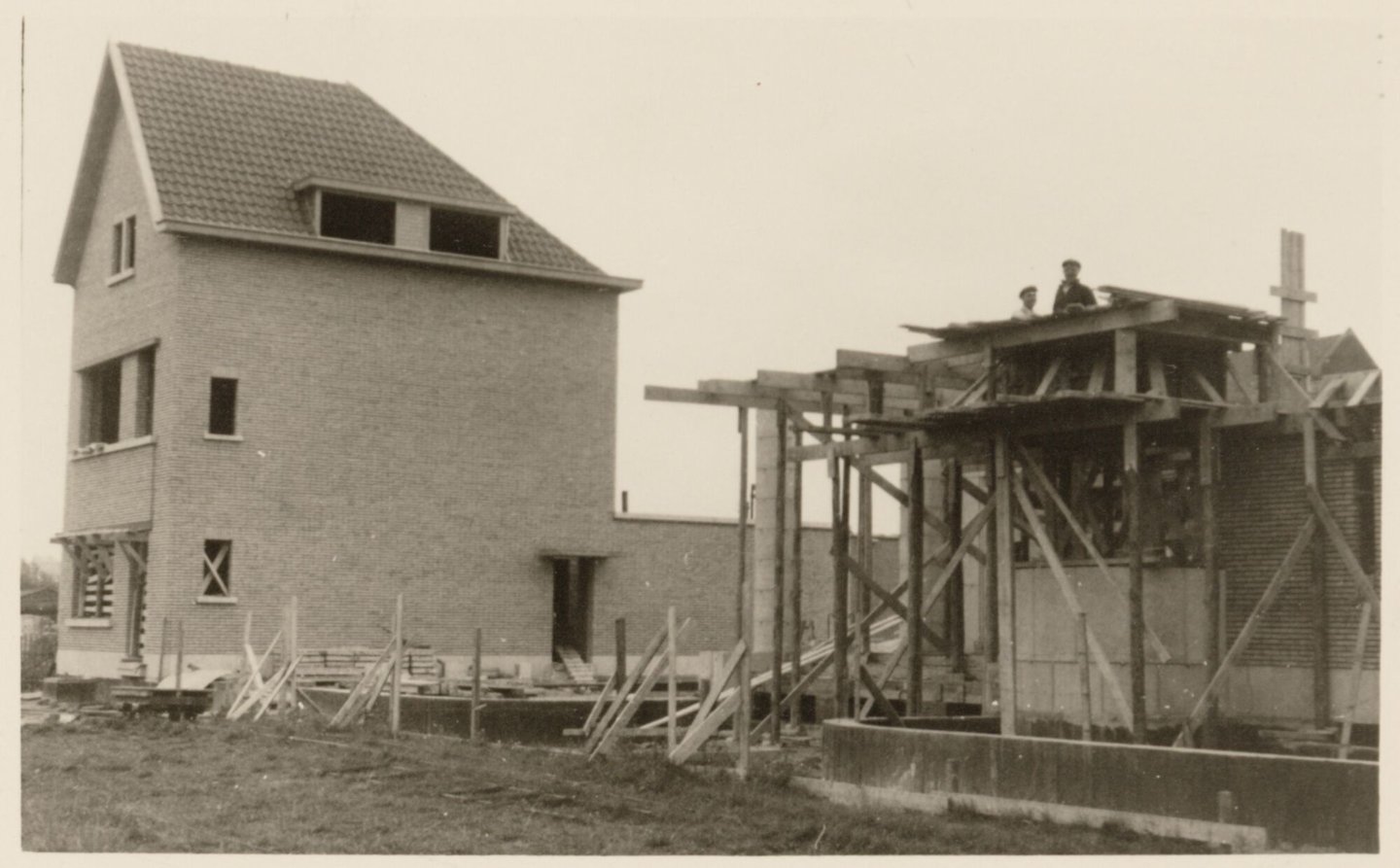 Bouw van conciërgewoning van middelbare school Koninklijk Atheneum in Oudenaarde