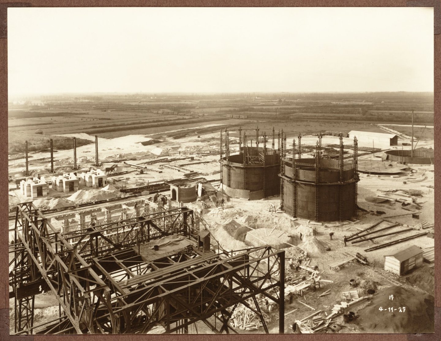 Bouw van generatorengebouw, schoorsteen en gashouders van ammoniakfabriek van cokesfabriek Kuhlmann in Zelzate
