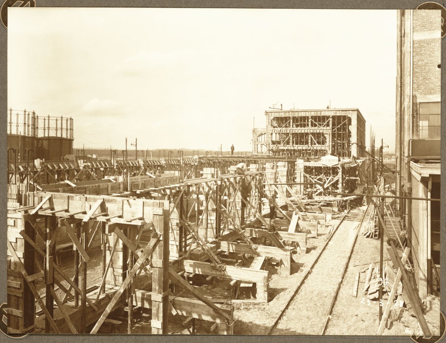 Bouw van laadkade voor zwavelzuurmagazijn van cokesfabriek Kuhlmann in Zelzate