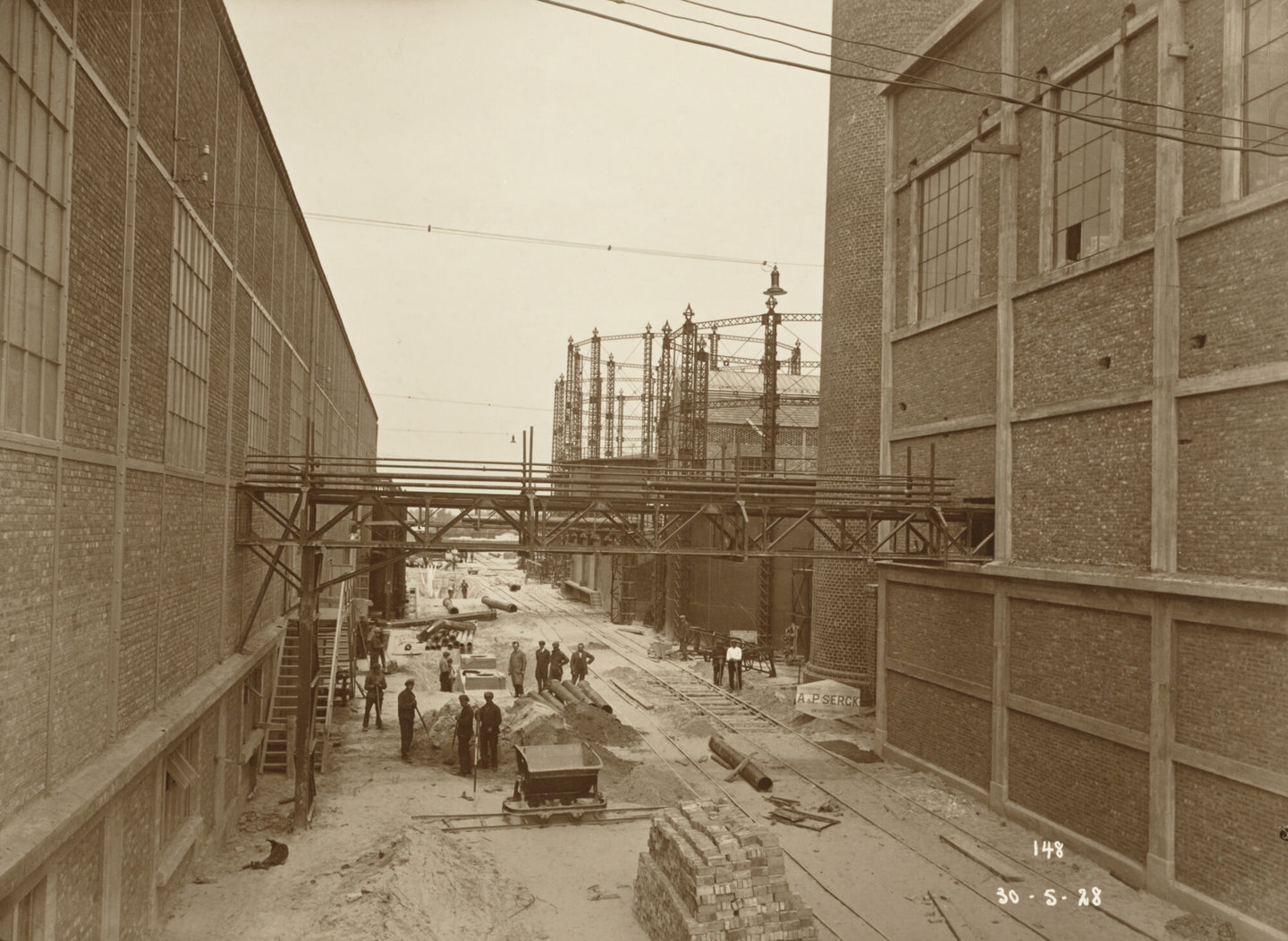 Bouw van gashouders en ketelhuis van ammoniakfabriek van cokesfabriek Kuhlmann in Zelzate