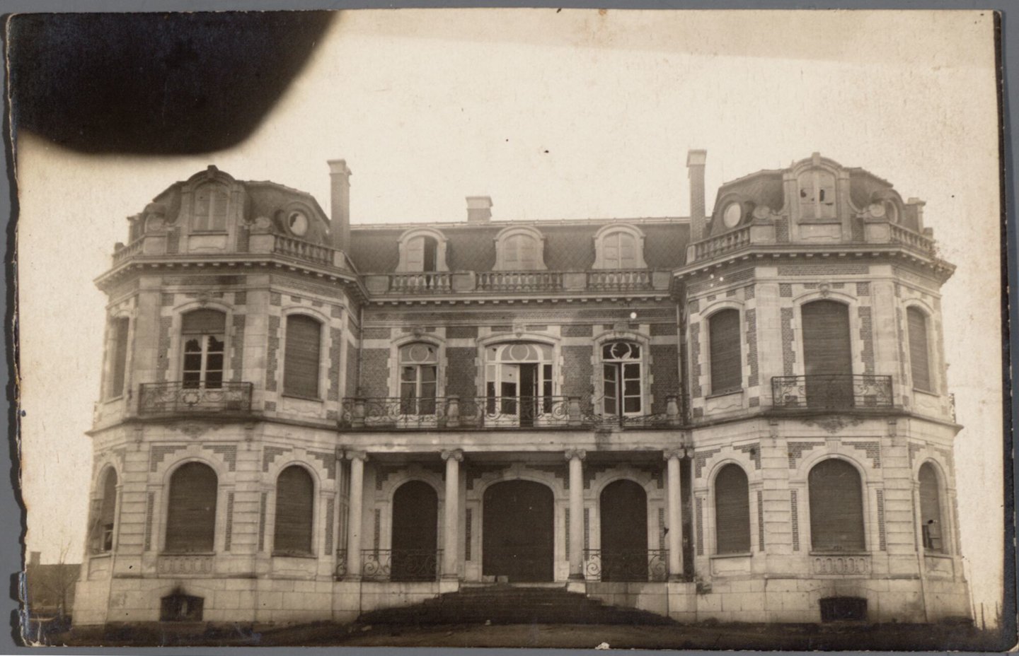 Bouw van kasteel Wolvenhof in Izegem