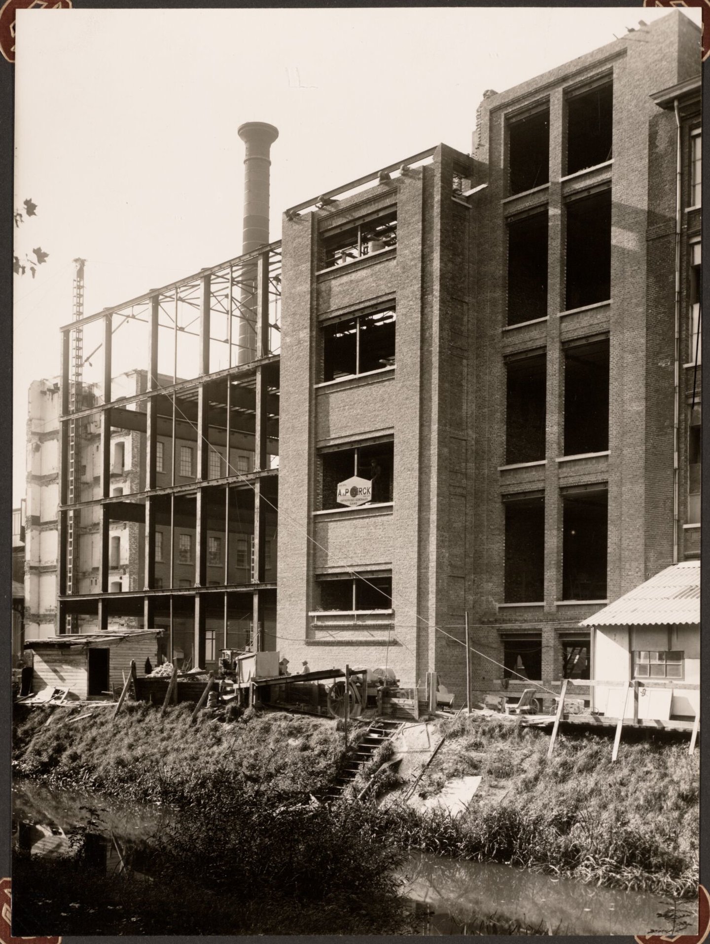 Bouw van metselwerk voor textielfabriek La Lys nv in Gent
