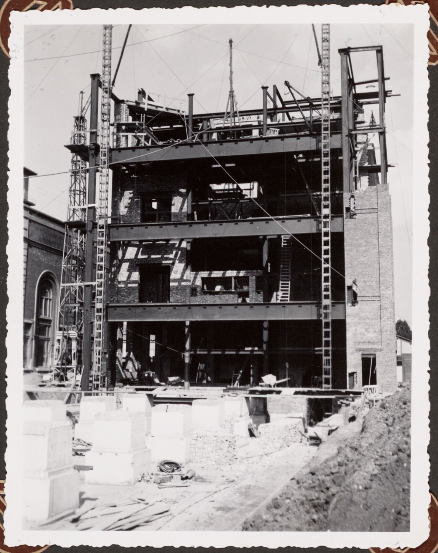 Bouw van steunbalken voor textielfabriek La Lys nv in Gent