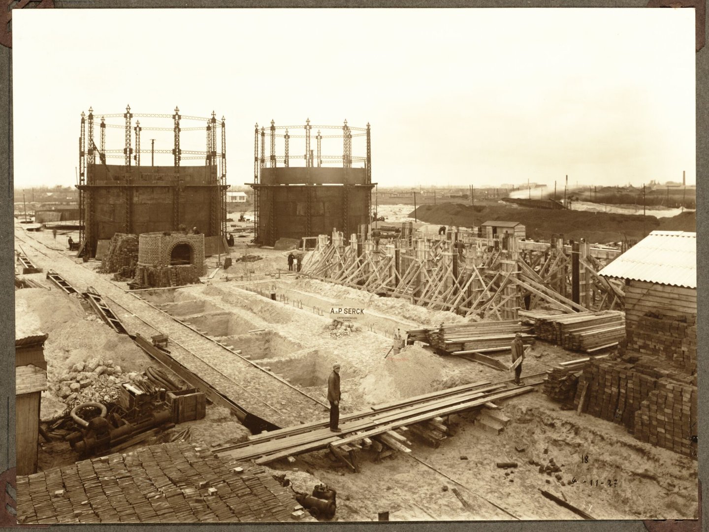 Bouw van funderingen voor generatorengebouw, schoorsteen en gashouders van ammoniakfabriek van cokesfabriek Kuhlmann in Zelzate