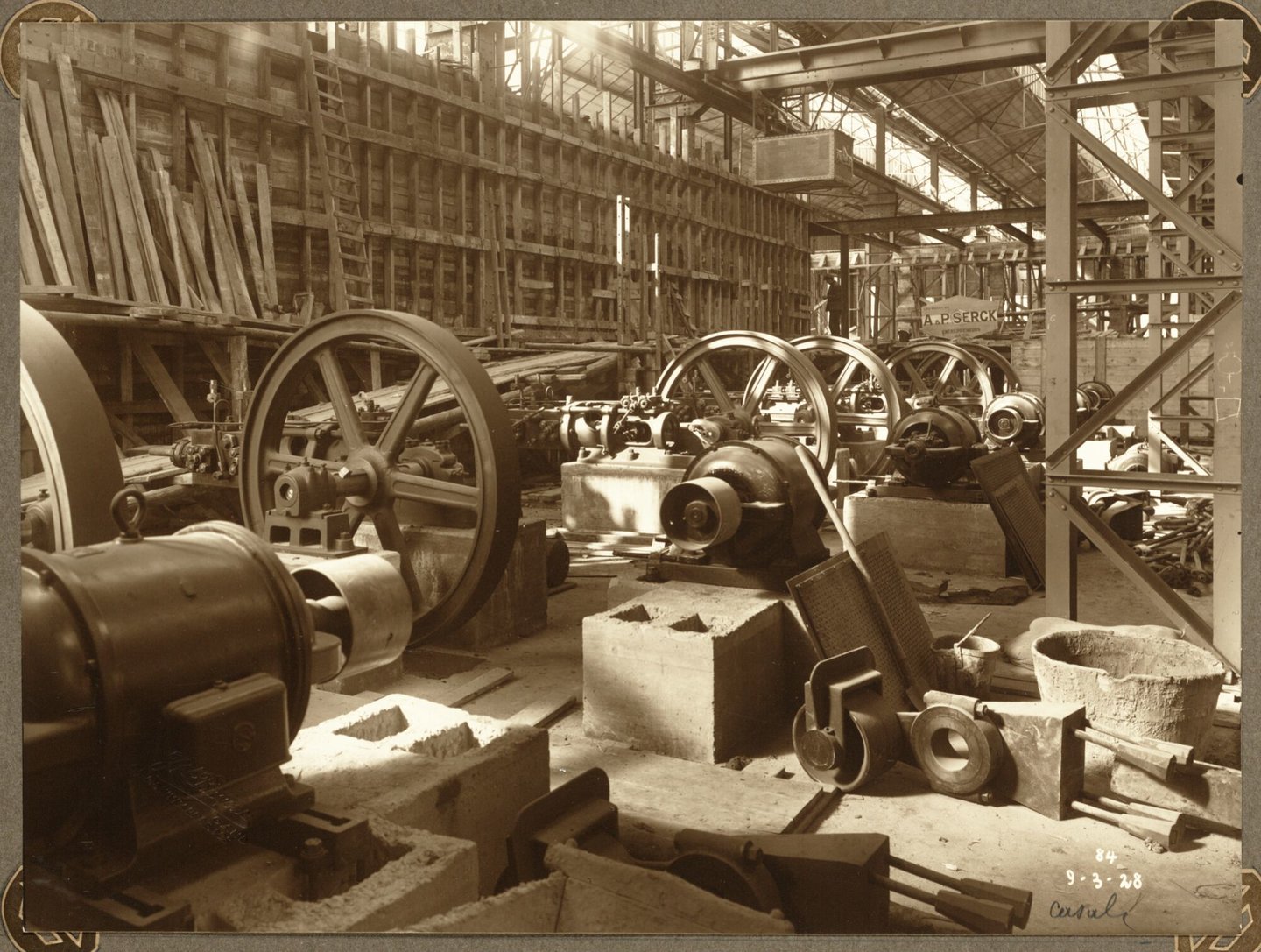 Bouw van sokkels voor pompen en rangeermuur van ammoniakfabriek van cokesfabriek Kuhlmann in Zelzate