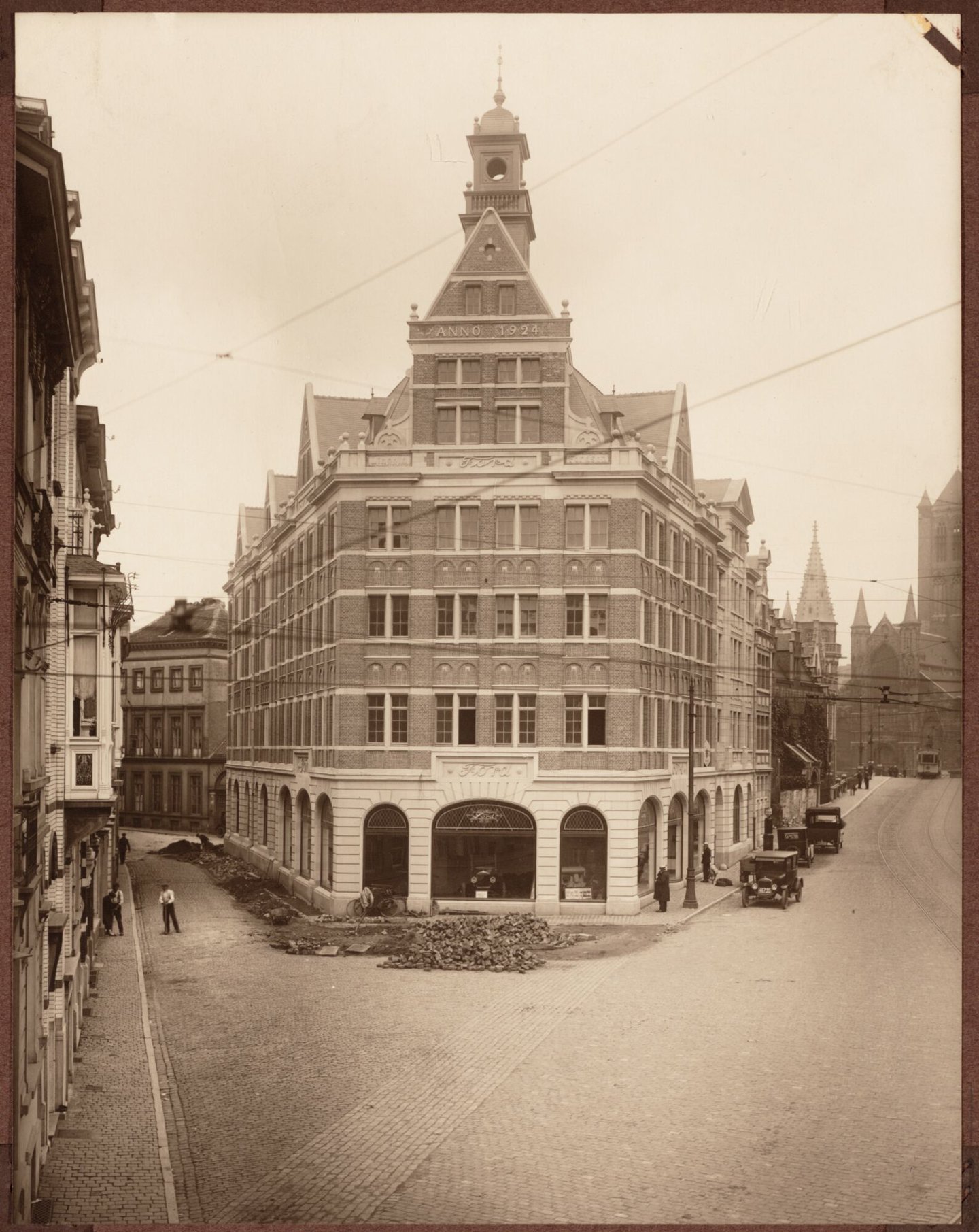 Bouw van toonzaal van garagebedrijf Ford in Gent