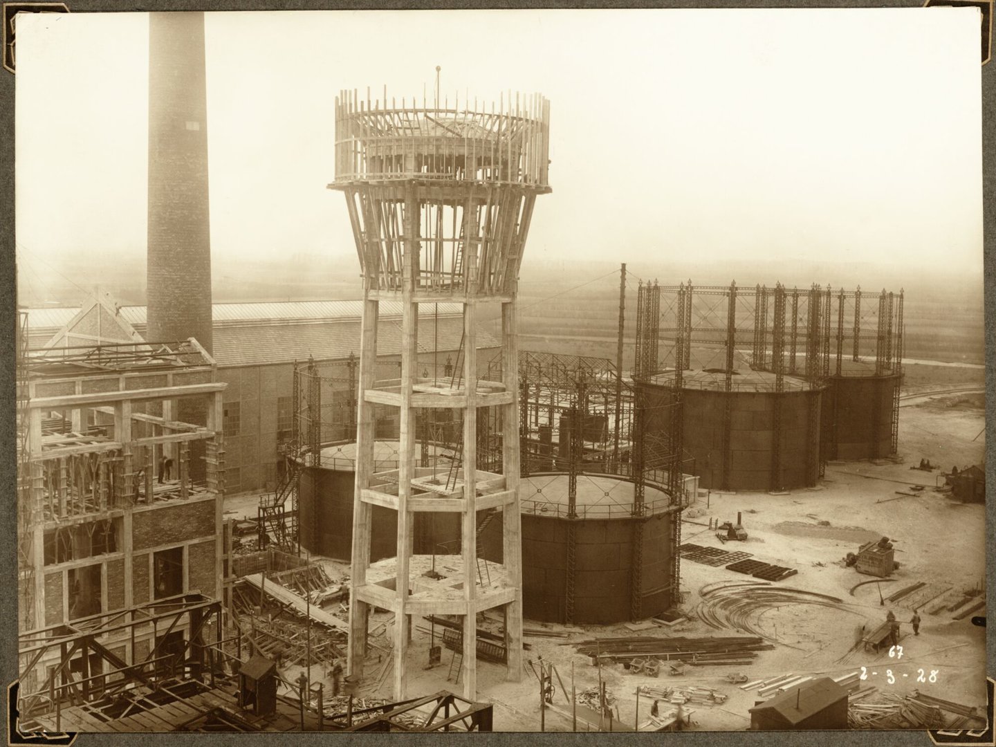 Bouw van generatorengebouw en watertoren van ammoniakfabriek van cokesfabriek Kuhlmann in Zelzate