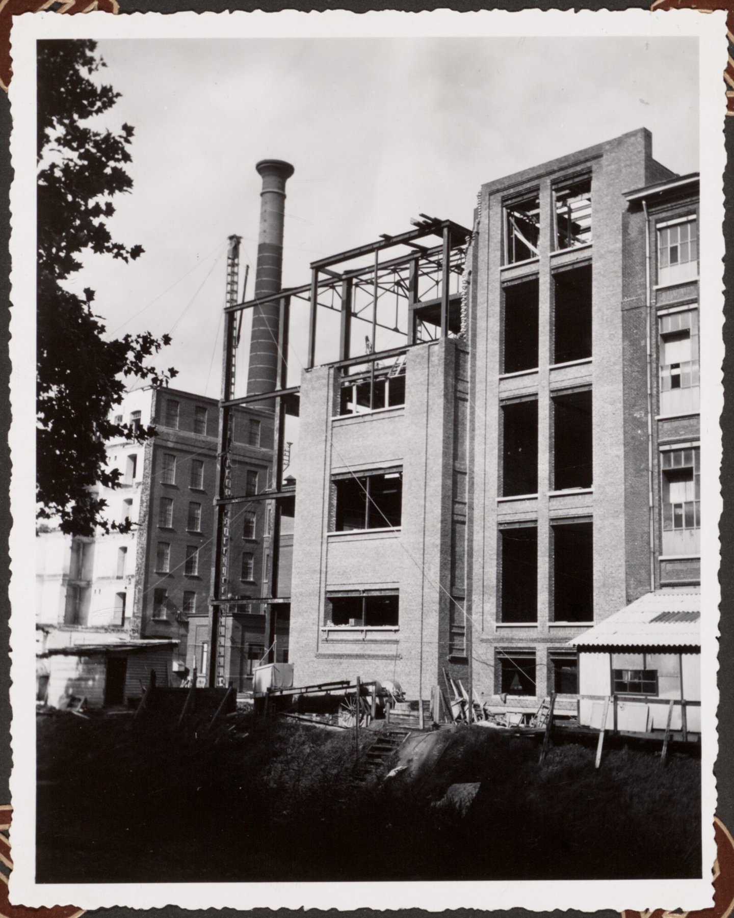 Bouw van metselwerk tussen steunbalken voor textielfabriek La Lys nv in Gent