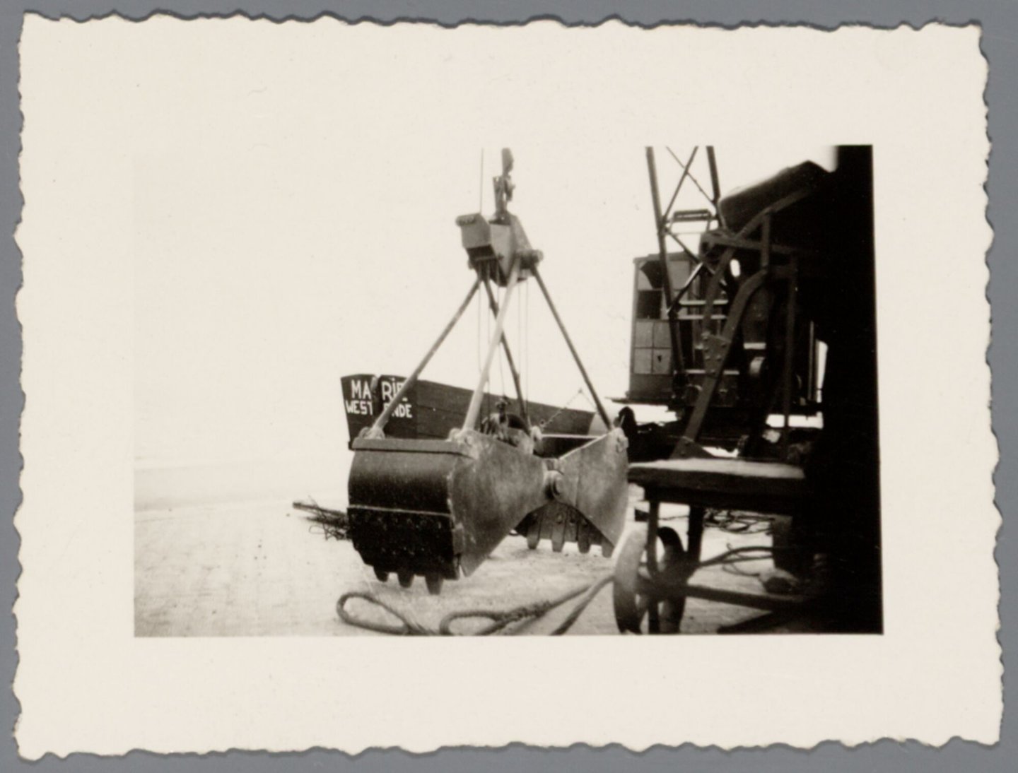 Bouwkraan met grijper in Raversijde