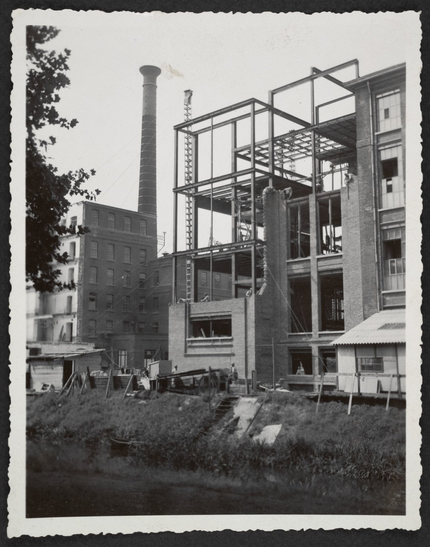 Bouw van metselwerk tussen steunbalken voor textielfabriek La Lys nv in Gent