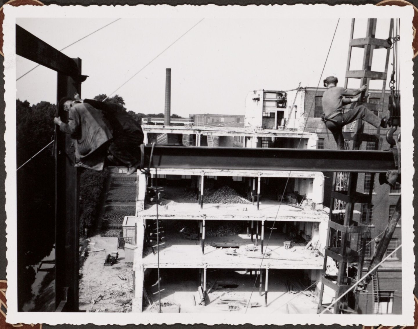 Bouw van steunbalken voor textielfabriek La Lys nv in Gent