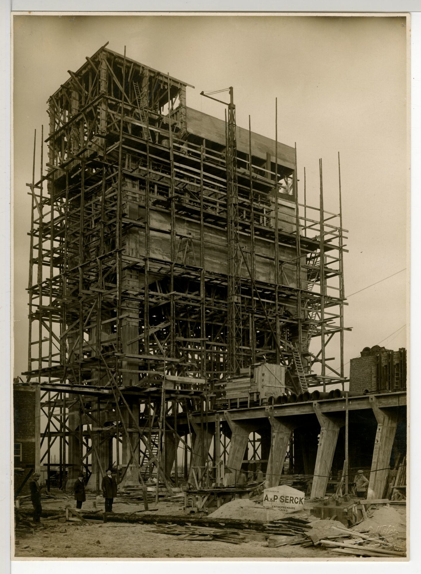 Bouw van steenkooltoren van cokesfabriek Kuhlmann in Zelzate