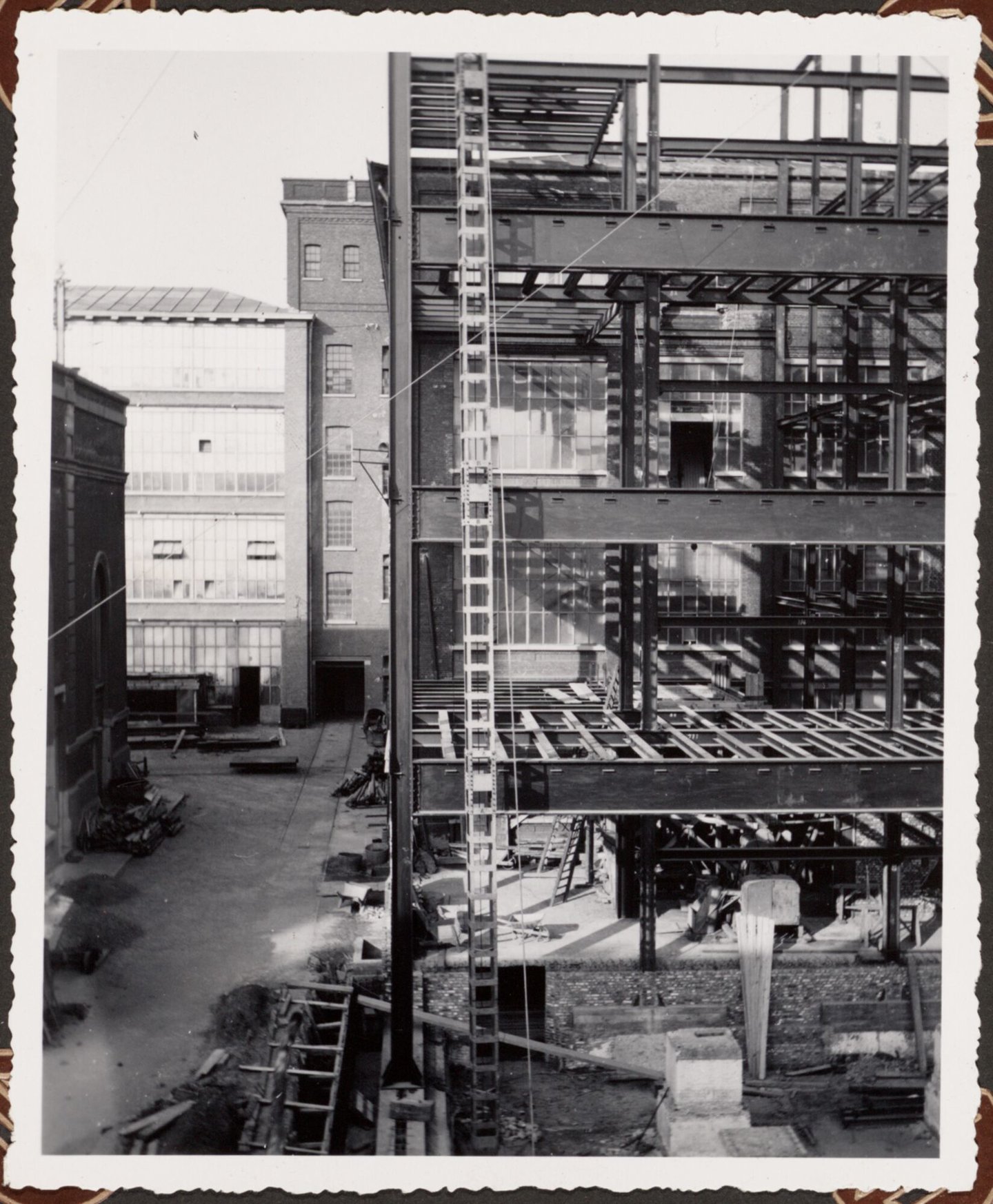 Bouw van stalen geraamte voor textielfabriek La Lys nv in Gent