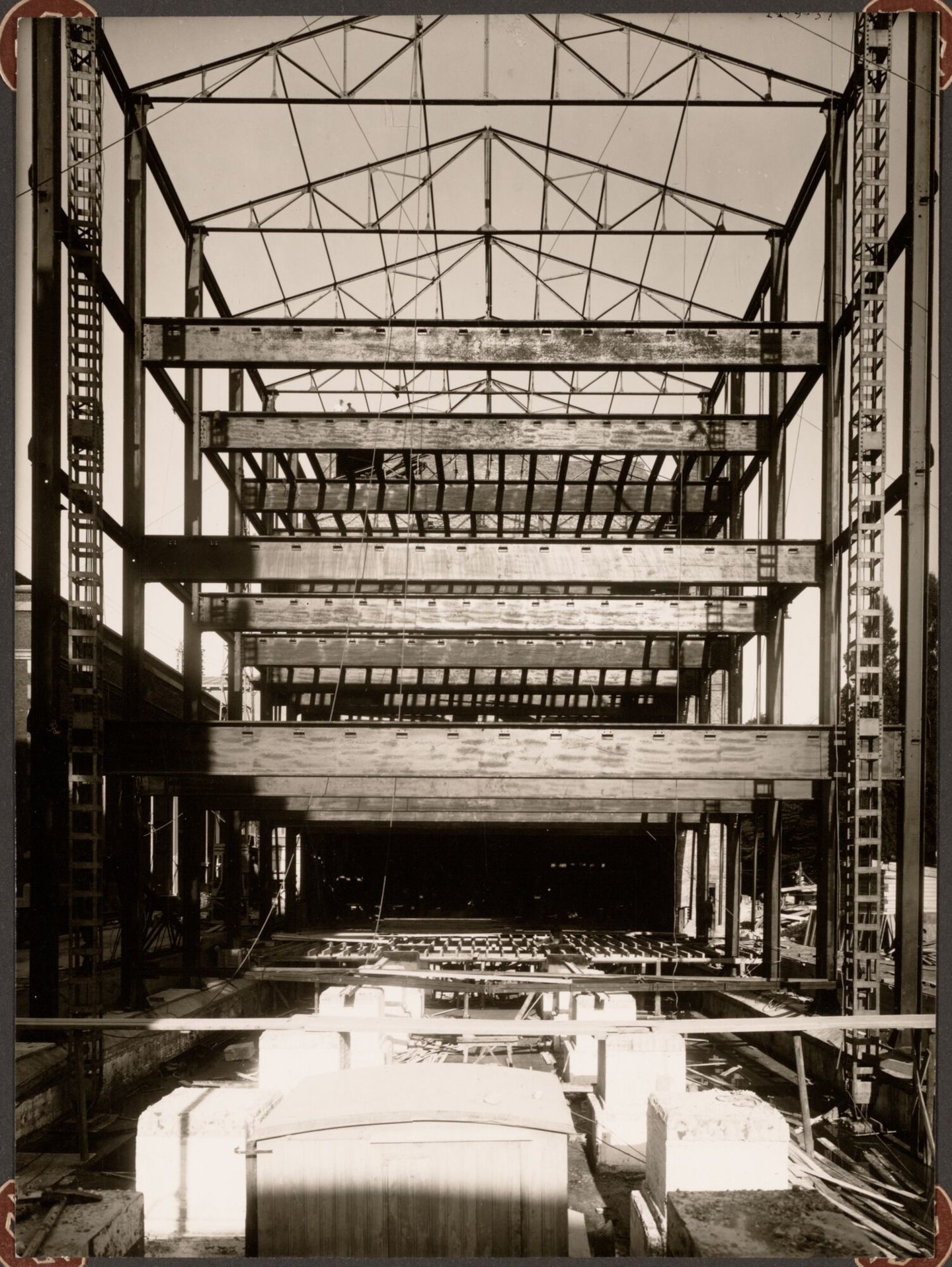 Bouw van stalen geraamte voor textielfabriek La Lys nv in Gent